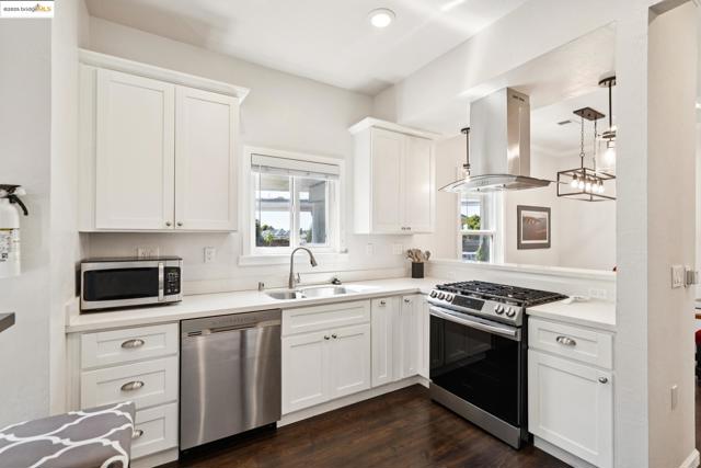 557 33Rd St, Oakland CA: https://media.crmls.org/mediaz/72fcdf76-1e5a-4ccb-ac72-4f995eee89a5.jpg