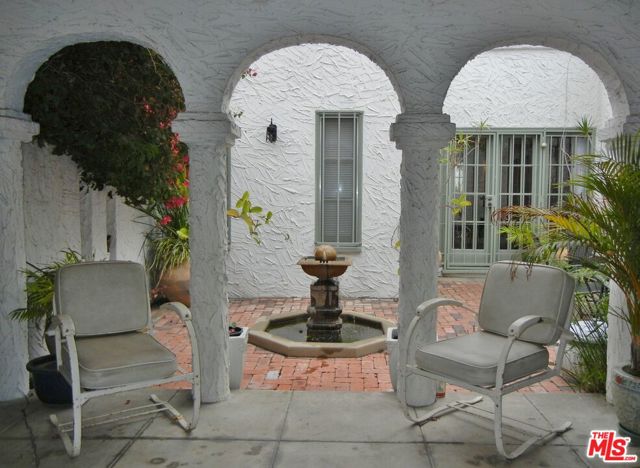 914 S Burnside Avenue, Los Angeles CA: https://media.crmls.org/mediaz/72fd35f9-42d9-4ad3-a769-6d05cf138c97.jpg