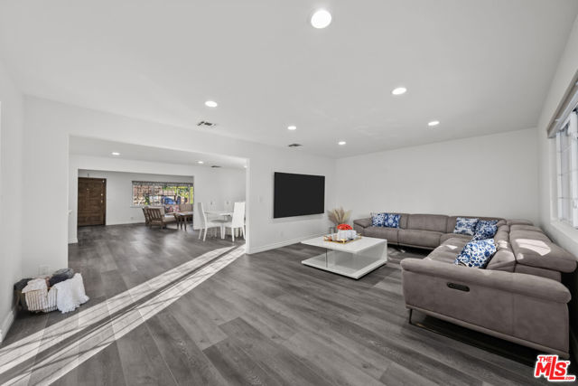 18352 Donmetz Street, Porter Ranch CA: https://media.crmls.org/mediaz/72fd3e5d-d0d6-4da1-8f0c-ea0cf54d1c45.jpg