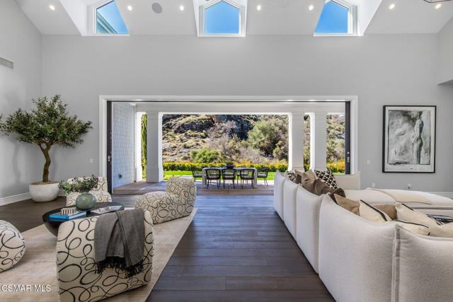 2385 Calbourne Court, Lake Sherwood CA: https://media.crmls.org/mediaz/72fd72dc-8abf-4563-8fe7-5500944594f6.jpg