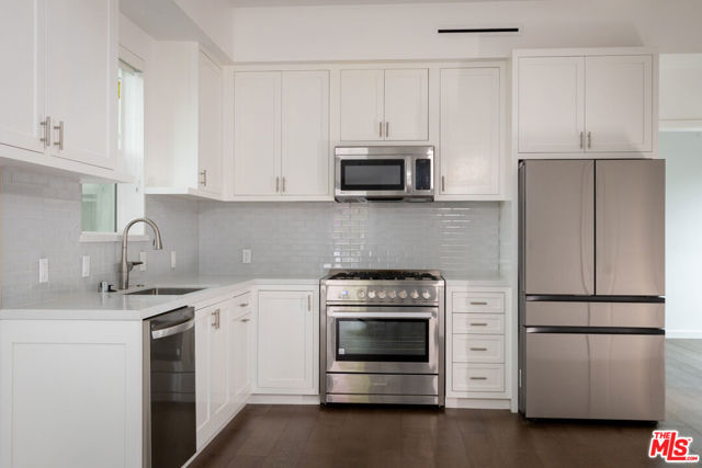 24042 Killion Street, Woodland Hills CA: https://media.crmls.org/mediaz/72fe9209-3ce0-4aad-aa0b-f89ecce0785b.jpg