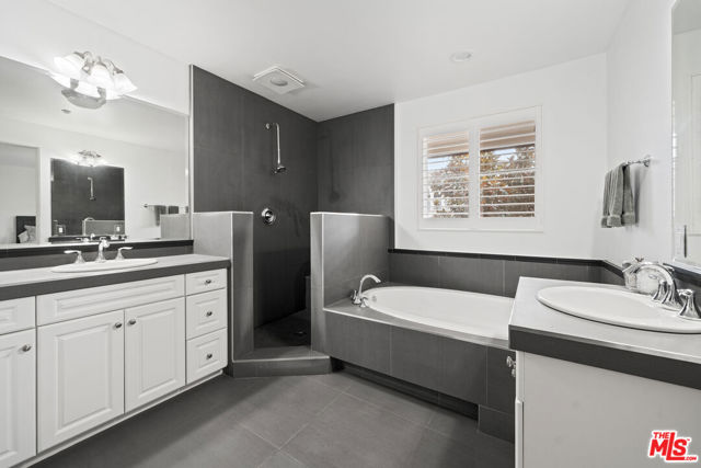 13031 Villosa Place, Playa Vista CA: https://media.crmls.org/mediaz/72fead22-1155-48b0-94d3-d817d74de174.jpg