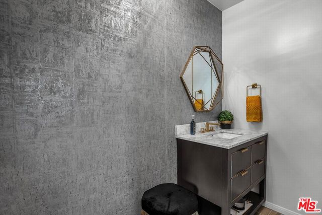 10321 Rochester Avenue, Los Angeles CA: https://media.crmls.org/mediaz/72ff381f-3dd1-4677-a5f0-08a554aac5ef.jpg