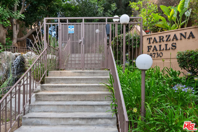 18730 Hatteras Street, Tarzana CA: https://media.crmls.org/mediaz/72ff6440-e67a-41ca-81f5-da3ff530f2f6.jpg