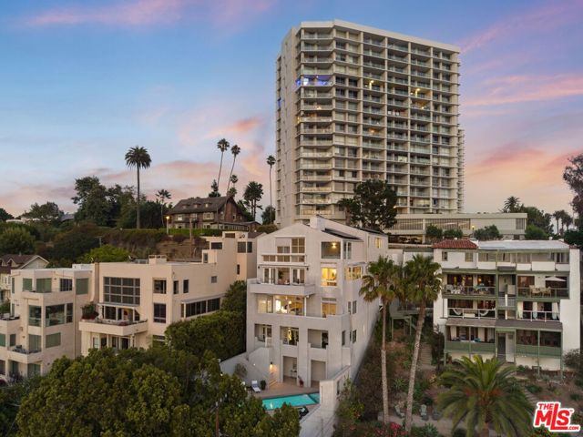 143 Ocean Avenue Ext, Santa Monica CA: https://media.crmls.org/mediaz/73005576-d3b3-42cd-a742-91e9d32bb885.jpg