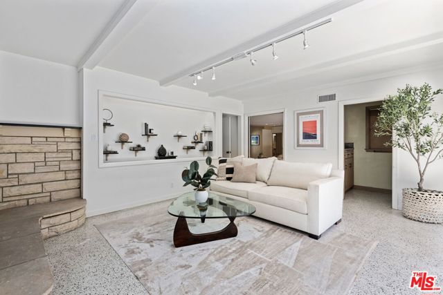 515 Warner Avenue, Los Angeles CA: https://media.crmls.org/mediaz/730074d8-ec78-427f-a643-e051b32fe104.jpg