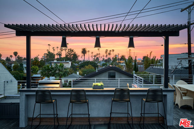 2329 Clement Avenue, Venice CA: https://media.crmls.org/mediaz/7301d4ba-1d7b-47dd-b157-6a327c895d7c.jpg