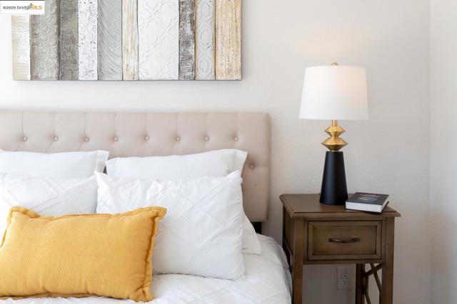 1515 Hampel St, Oakland CA: https://media.crmls.org/mediaz/7301e733-a99f-47e7-a4e0-4cff6fd2d4e1.jpg