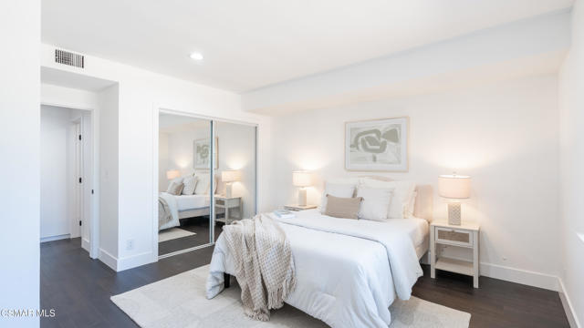 5726 Donna Avenue, Tarzana CA: https://media.crmls.org/mediaz/73028afa-3442-456c-8e92-3f37c8da5519.jpg