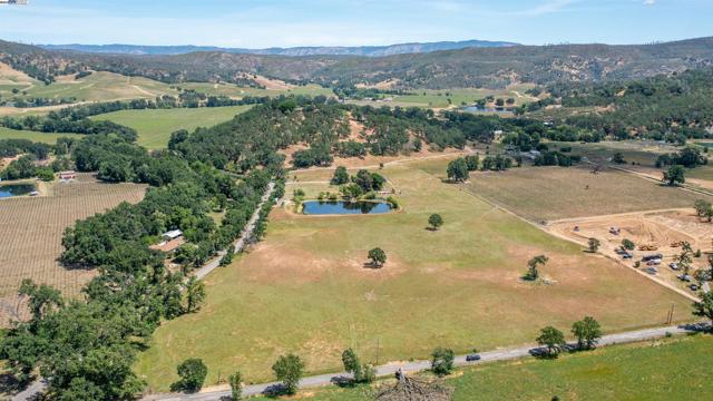 2051 Dollarhide Rd,  CA: https://media.crmls.org/mediaz/7302a7c8-651a-4b42-b543-acb4173f29de.jpg