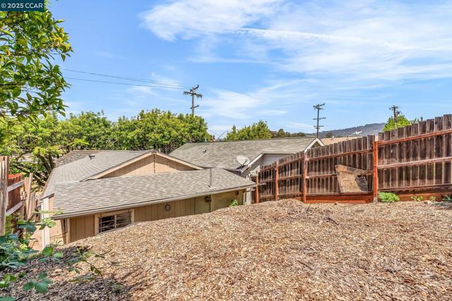 2150 35Th Ave, Oakland CA: https://media.crmls.org/mediaz/7303e2e9-d5a6-4453-998e-5f0ab778712a.jpg
