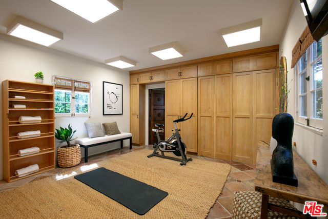 703 Walden Drive, Beverly Hills CA: https://media.crmls.org/mediaz/73051207-c244-4f86-a108-8706ec97223a.jpg