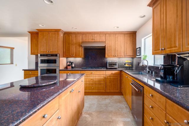 1444 Rodeo Dr, La Jolla CA: https://media.crmls.org/mediaz/7305db84-53fa-49b5-a452-02bf8dfdbc2f.jpg