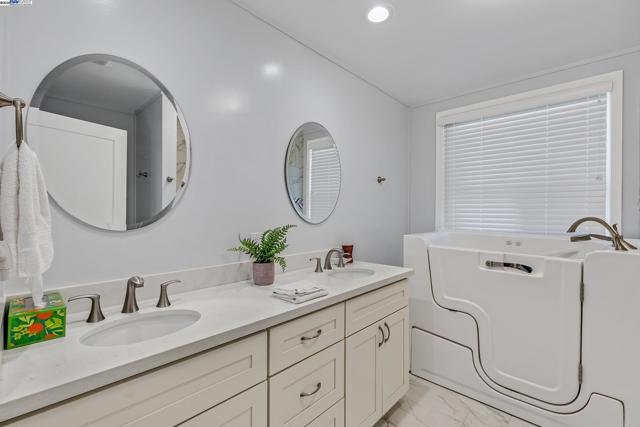 29360 Middleborough Way, Hayward CA: https://media.crmls.org/mediaz/73060c92-1bbf-4983-98e4-6b47c2e503af.jpg