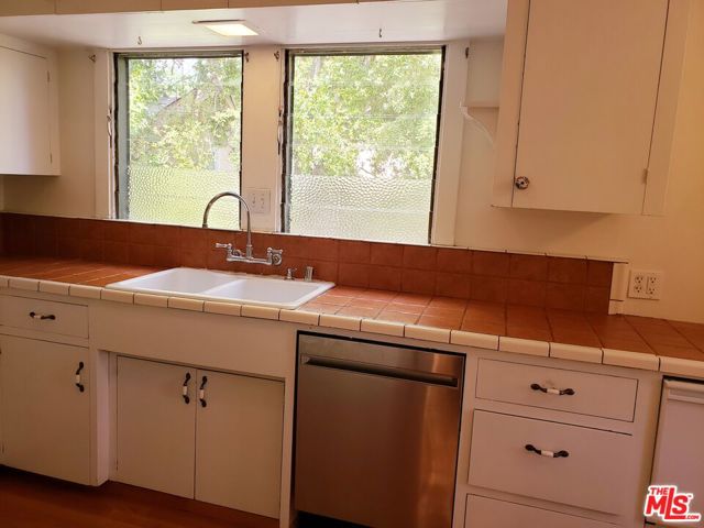1710 Oakwood Street, Pasadena CA: https://media.crmls.org/mediaz/73063861-e9f4-4a53-88ae-cb6589557f20.jpg