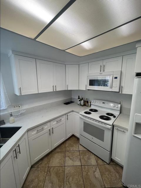 2860 Nantucket Lane, Carlsbad CA: https://media.crmls.org/mediaz/73064753-3c5e-4f55-99f6-488175d66301.jpg