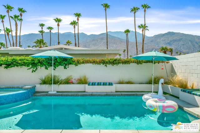 1404 E Sierra Way, Palm Springs CA: https://media.crmls.org/mediaz/730694a3-c460-47f7-9897-20e0a43833f9.jpg