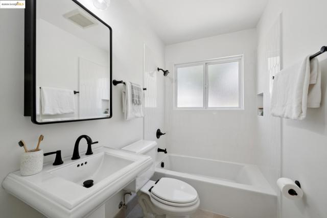 184 Lombardy Ln, Orinda CA: https://media.crmls.org/mediaz/7306e3f3-e90d-4a5a-8aa8-4db1aeae3183.jpg