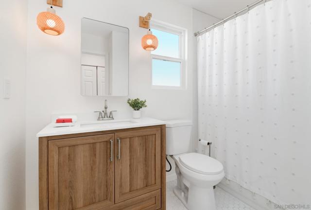 1129 Bonita Dr, Encinitas CA: https://media.crmls.org/mediaz/7306ebf3-fbed-4372-9bb4-11eb84faaf64.jpg