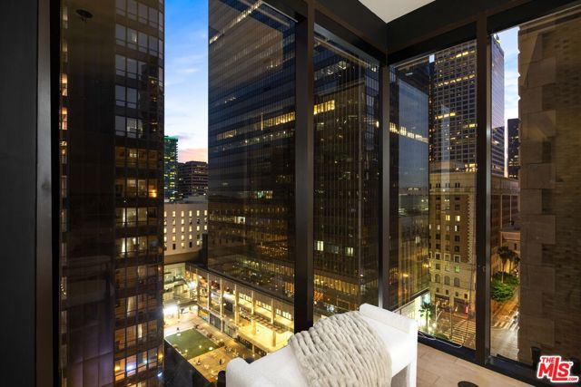 655 S Hope Street, Los Angeles CA: https://media.crmls.org/mediaz/7307bf9b-d113-4acc-982f-58677093a40b.jpg