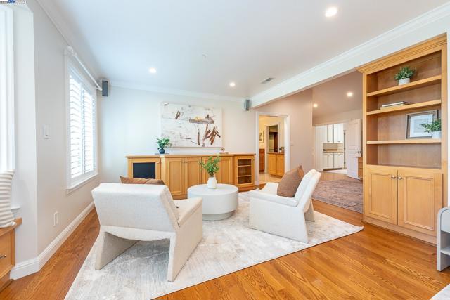 32760 Orick St, Union City CA: https://media.crmls.org/mediaz/7307f1df-3998-4f91-965e-8a2dd1c1f528.jpg