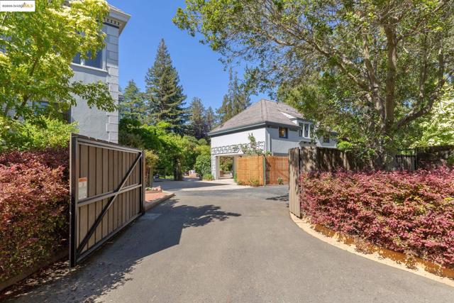 22 Sea View Ave, Piedmont CA: https://media.crmls.org/mediaz/73081c49-d4c2-4456-8542-9486b43b0cd1.jpg