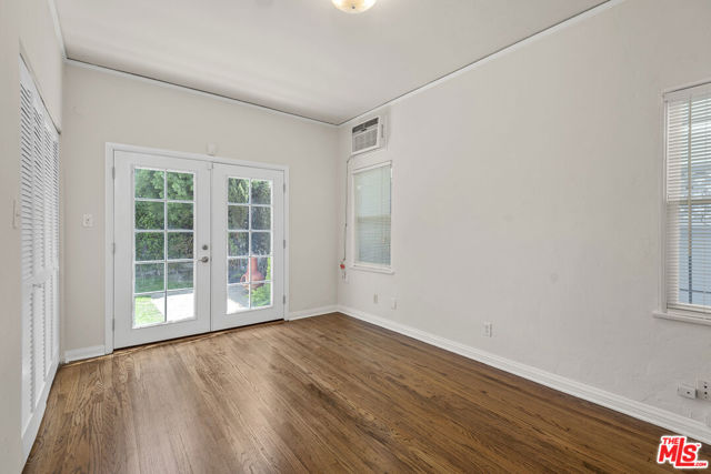 924 S Orange Grove Avenue, Los Angeles CA: https://media.crmls.org/mediaz/730895c4-2fcf-4786-9ef0-1fdac76fc14a.jpg