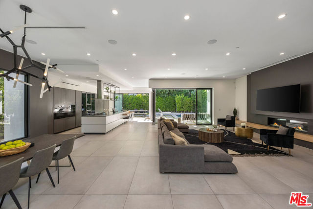 4527 Simpson Avenue, Studio City CA: https://media.crmls.org/mediaz/7308d8ee-7413-45b9-bd2d-95c3909718f2.jpg