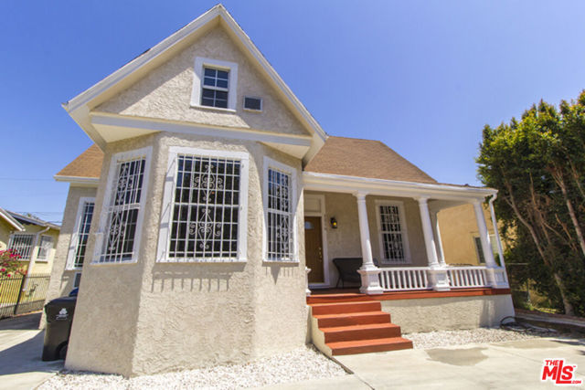 1216 S Lucerne Boulevard, Los Angeles CA: https://media.crmls.org/mediaz/7308eb9c-980f-4544-b7da-76d915834acd.jpg