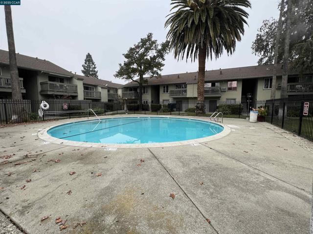 2562 Walnut Blvd, Walnut Creek CA: https://media.crmls.org/mediaz/7308f948-3ba3-40d4-a303-f6bdec1231a0.jpg