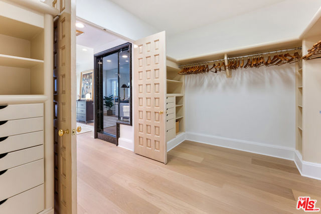 812 N Bedford Drive, Beverly Hills CA: https://media.crmls.org/mediaz/730946c7-1b64-4eaa-8d0f-4595dc0a3eb9.jpg