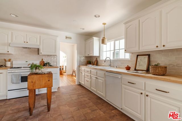 5421 Stratford Road, Los Angeles CA: https://media.crmls.org/mediaz/730abcc2-4419-4476-b0bd-994026fc7596.jpg