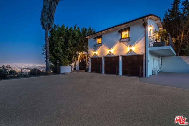 8149 Mannix Drive, Los Angeles CA: https://media.crmls.org/mediaz/730aedb8-0da5-4e66-b432-3b46ecb68852.jpg