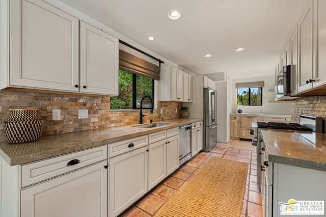 370 W Crestview Drive, Palm Springs, CA 92264