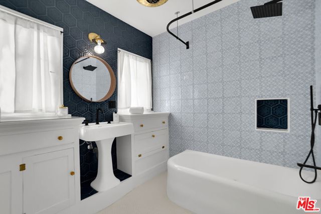 632 N Mariposa Avenue, Los Angeles CA: https://media.crmls.org/mediaz/730bd046-c293-4c17-b774-e3f0f1d56c50.jpg