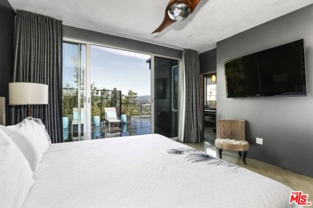 11462 LAURELCREST Road, Studio City CA: https://media.crmls.org/mediaz/730c0ac6-0118-40eb-aeda-ad30d095c75e.jpg