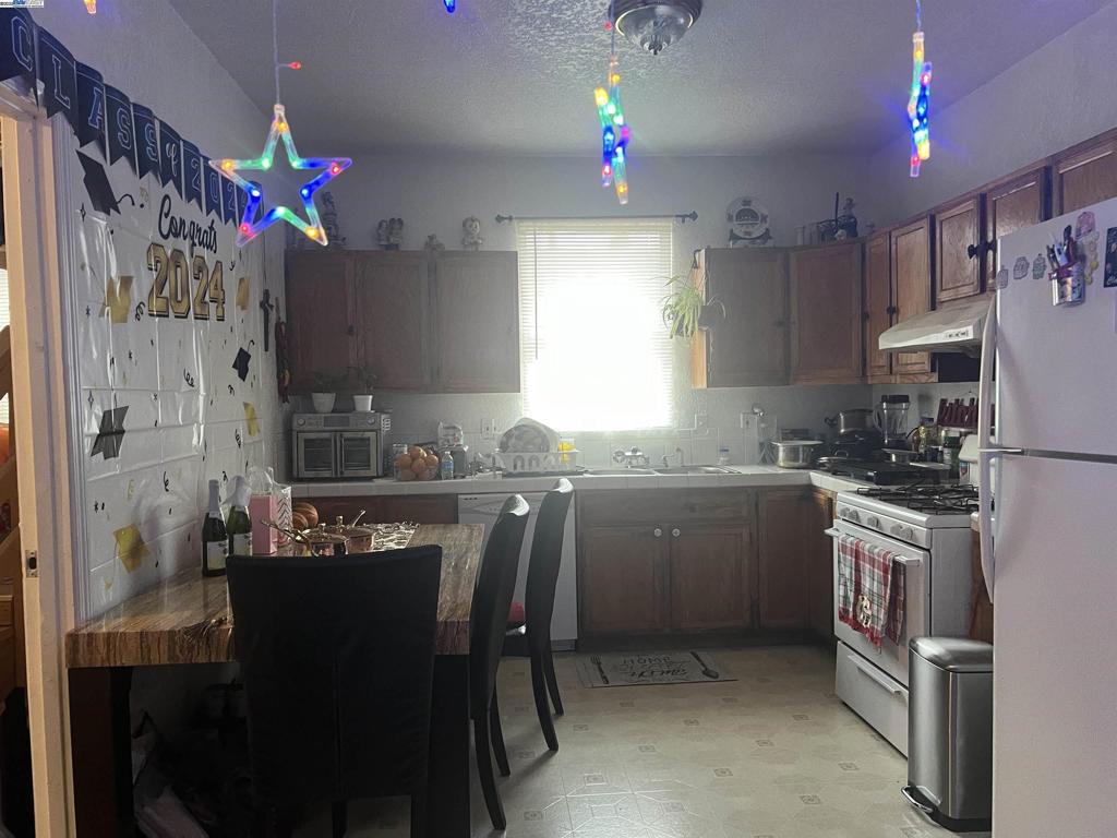 https://media.crmls.org/mediaz/730d070e-32ca-439b-b206-512b10f53ffb.jpg?preset=X-Large