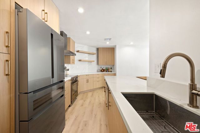906 N Doheny Drive, West Hollywood CA: https://media.crmls.org/mediaz/730d7bb4-9f35-414b-9a7a-32192486c657.jpg