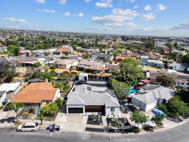 2333 Ridge View Drive, San Diego CA: https://media.crmls.org/mediaz/730e3aab-5d76-4d3c-92f6-9ba744e9e2d9.jpg
