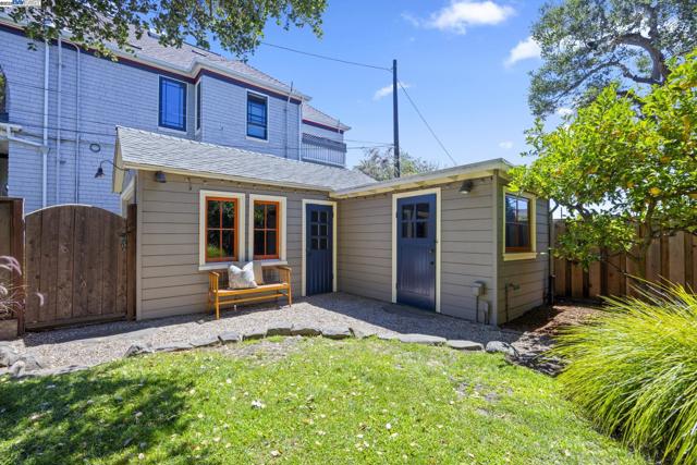 898 Union St, Alameda CA: https://media.crmls.org/mediaz/730e679c-0090-4bb5-a61f-3d5bf402ba8c.jpg
