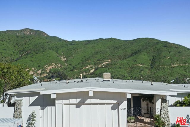 1305 Duende Lane, Pacific Palisades CA: https://media.crmls.org/mediaz/730f312a-b582-470b-bc2f-5bcf5c81a69d.jpg