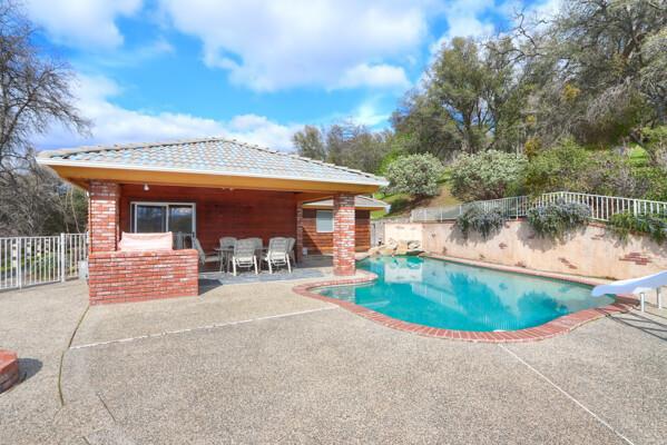 40835 Big Oak Flat Road, Oakhurst CA: https://media.crmls.org/mediaz/730f493d-7cdd-42d8-b3dd-9d6b9f4d2e18.jpg