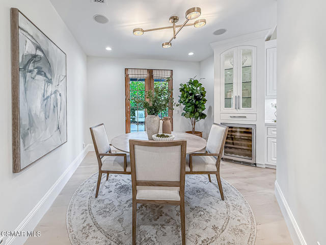 25877 Shady Oak Lane, Valencia CA: https://media.crmls.org/mediaz/730fedfe-4fbf-4d2a-9e4e-86c2a05d018d.jpg