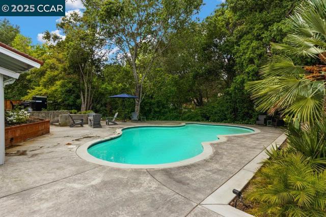 2027 Mohawk Dr, Pleasant Hill CA: https://media.crmls.org/mediaz/731001b5-57c8-43fb-93aa-2d681a49dfa7.jpg