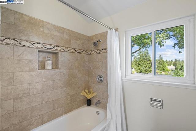 6649 Waverly Rd, Martinez CA: https://media.crmls.org/mediaz/7311841d-0cf0-4b78-bbce-eb60a9652a6f.jpg