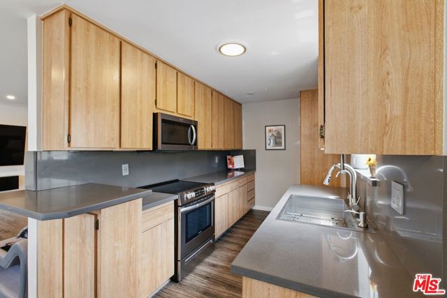 5400 Lindley Avenue, Encino CA: https://media.crmls.org/mediaz/7311b262-bce3-422a-9dd0-b4705c0d1efe.jpg