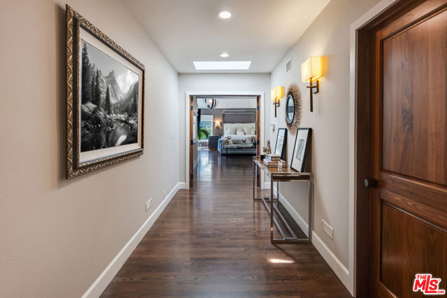 1009 Jeannette Avenue, Thousand Oaks CA: https://media.crmls.org/mediaz/7311f54f-920f-40c0-b7fb-695528d34fff.jpg