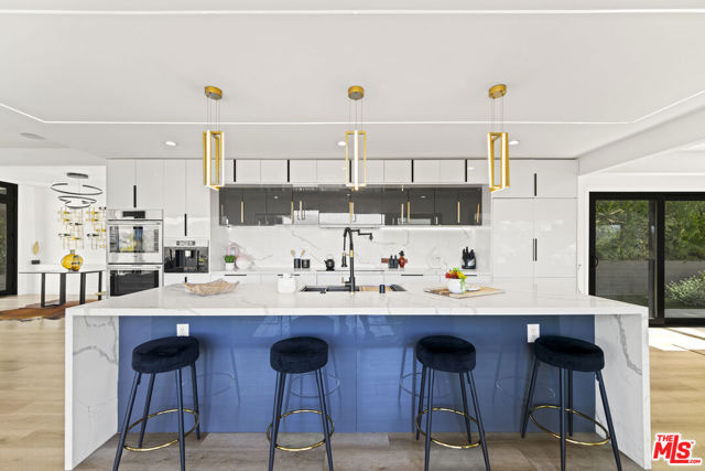 7308 Pacific View Drive, Los Angeles CA: https://media.crmls.org/mediaz/7312f03c-71d2-42ff-b8a4-10db80ea0b86.jpg