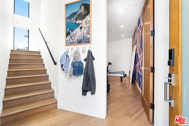 11900 Washington Place, Los Angeles CA: https://media.crmls.org/mediaz/73139215-7040-449a-be37-2e21243adcf6.jpg