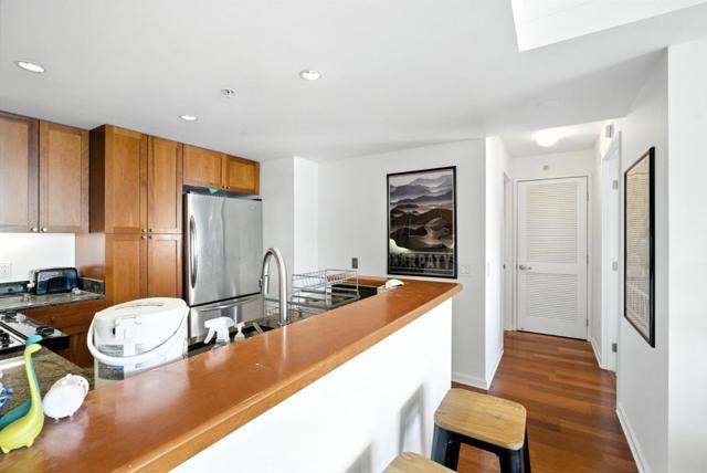 400 Beale Street, San Francisco CA: https://media.crmls.org/mediaz/7313a878-3efb-476f-aeb1-954f653ed625.jpg